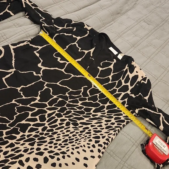 Chico's Black and Tan  Patterned Blouse Size L (2) - Picture 8 of 9